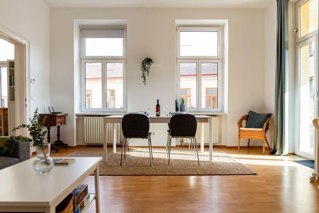 Savoir-Vivre In Unserer Zentralen Balkonwohnung Viena Exterior foto